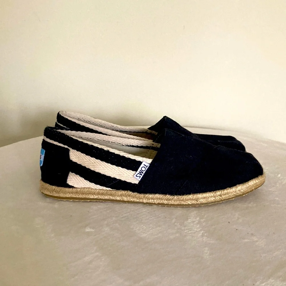 TOMS Size W7 Black with tan NEW - Picture 1 of 4